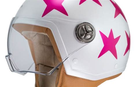 NZI Helmets lanza una línea de cascos diseñados por Agatha 